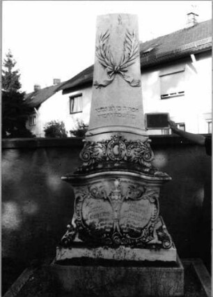 Grabstein 31 (Index: 100089246) Material: Marmor Maße HxBxT: 294x113x56 cm Symbolik: Kanne Besonderheit: kulturhistorisch wertvoll / künstl.-formale Gründe (Steingestaltung); - Doppelgrab: Grabstein 31