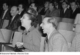 Lachendes Publikum beim Ersten Programm der Leipziger Pfeffermühle im Weißen Saal