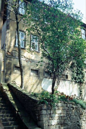Rückseite des ehemaligen Ritterguts mit Treppe
