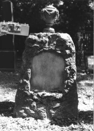 Grabstein 217 [Hahn S. 184 Grab-Nr. 921]