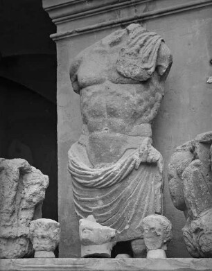 Männliche Figur mit nacktem Oberkörper
