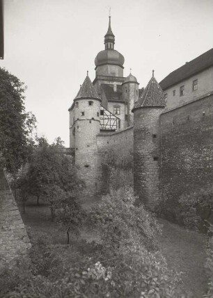 Würzburg. Festung Marienberg. Scherenbergtor (1433/1445), Kiliansturm und Wolfskeelsche Ringmauer. Feldseite von Südwesten