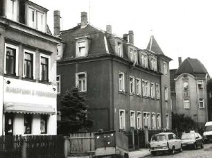 Dresden-Mickten, Winterstraße 9 und 11 / Herbststraße 21. Wohnhäuser (nach 1910). Straßenansicht von Nordosten