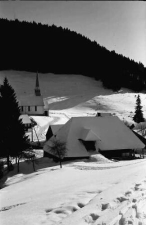 Muggenbrunn: Blick auf Schwarzwaldhaus und Kirche