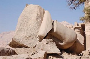 Luxor - Reste einer Statue : Reste der einst ca. 18 m hohen Kolossalstatue Pharao Ramses II. im Ramesseum-Tempel in Theben-West bei Luxor, aufgenommen 2006