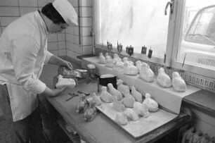 Herstellung von Biskuit-Osterlämmern in den Karlsruher Bäckereien