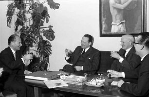 Freiburg: Rathaus, Amerikanischer Botschafter George C. Mc Ghee, Generalkonsul Paul Sweet, Dr. Clark beim Oberbürgermeister