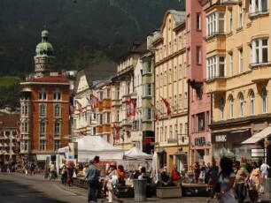 Altstadtzentrum am Graben, Maria-Theresien-Straße, Hintergrund der Stadtturm von 1440