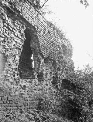 Gräfenhainichen, Mauerreste einer mittelalterl. Burganlage; 1637 von schwedischen Truppen zerstört