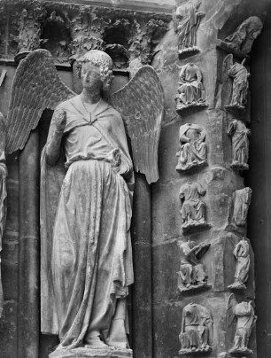 Nördliches Westportal — Nördliches Gewände — Engel (1. Figur)