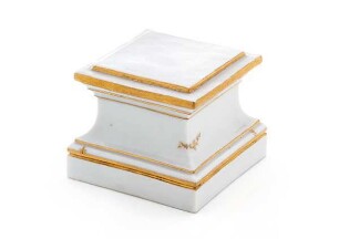 Figurensockel mit Golddekor