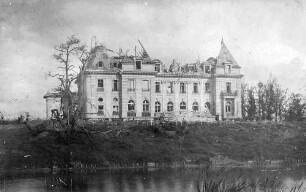 "Hollebeek Schloss", Schloss mit zerstörtem Dachstuhl hinter Gewässer