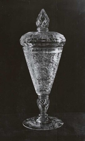Deckelpokal mit Spiegelmonogramm