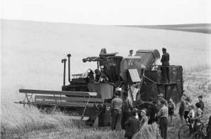 Radeberg, Ankunft von sowjetischen Mähdreschern, Einsatz der Mähdrescher auf dem Volksgut (VG) Seifersdorf, Juli 1952