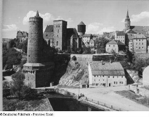 Bautzen. Blick von der Kronprinzenbrücke nach Norden auf Alte Wasserkunst (1558; W. Röhrscheidt ), Michaeliskirche (nach 1450), Röhrscheidtplatz und Petridom