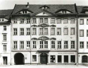 Bautzen, Fleischmarkt 2. Wohnhaus (1710). Portal, Giebelkartusche