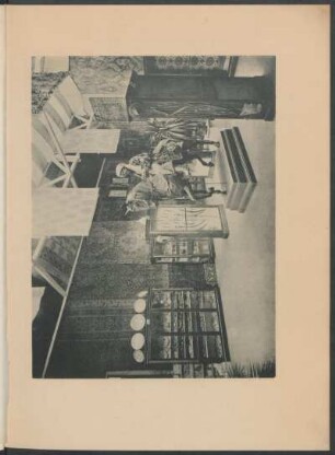 [Ausstellungsraum, Ansicht von rechts, Schrank 9, Schrank 10 und Schrank 13 sowie der bucharische Reiter im Bild]