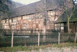 große, langgestreckte Fachwerkscheune