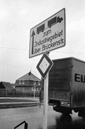 Durchfahrt über die Brückenstraße in Hagsfeld zum neuen Industriegebiet "Tagweidwiesen".