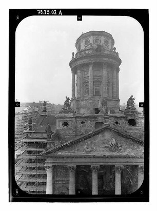 Berlin-Mitte. Französischer Dom (Wiederaufbau 1981/1987). Giebel und Turm