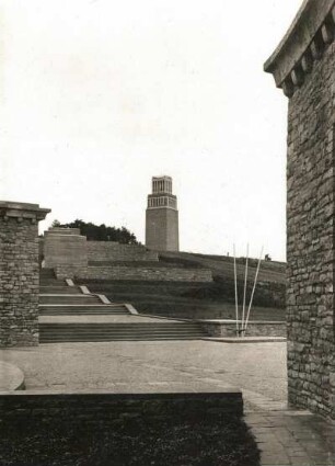 Weimar-Buchenwald. Nationale Mahn- und Gedenkstätte Buchenwald (1954-1958). Stelenweg. Blick vom westlichen Ringgrab zum Glockenturm