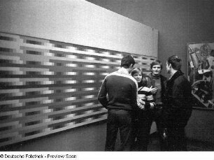 Dresden-Altstadt. Albertinum. IX. Kunstausstellung der DDR, 02.10.1982-02.04.1983. Raumaufnahme mit Ausstellungsbesuchern