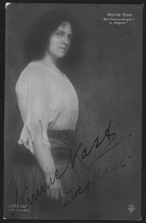 Minnie Nast als Mignon : Minnie Nast als Mignon in der gleichnamigen Oper von Ambroise Thomas. Königliche Hofoper Dresden. Fotografie (Weltpostkarte mit Autogramm) von Grete Back. Dresden, vor 1915