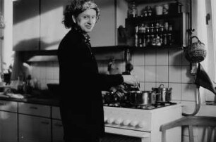 Die Bildhauerin Thea Richter in ihrer Küche