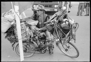 Mann mit voll bepacktem Fahrrad