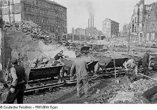 Dresden. Arbeiter beladen an der Schweriner Straße Loren der Trümmerbahn