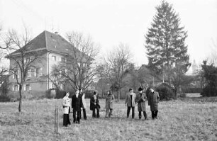 Rheinhausen: Pfarrhaus, Gartenseite, mit Teilnehmern