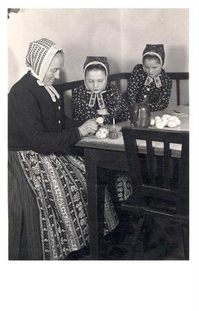 Das Färben von Ostereiern in Schleife : Bildende Volkskunst - Ostereier. Ort: Slepo / Schleife. Großmutter mit ihren Enkelinnen, die Ostereier malen.