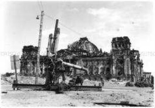 Flak vor dem zerstörten Reichstag