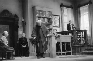 Szenenbilder aus "Der Biberpelz" von G. Hauptmann mit W. Gröhl, H. Hellmich, W. F. Richter (W. Richter-Reineck), F. Nowack, E. Mirek u.a. Maxim-Gorki-Theater, 17.09.1954