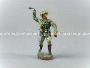 Soldat, stehend, mit Handgranate