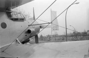 Berlin-Friedrichshain : In Berlin-Friedrichshain, Mühlenstrasse mit Antonov AN-2 und Mauergalerie