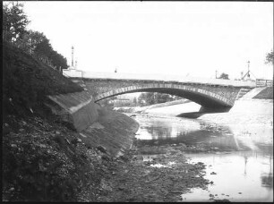 Filsbrücke (Sonnenbrücke) GöppingenAnsicht flussabwärts mit Uferböschung/Seitenmauer