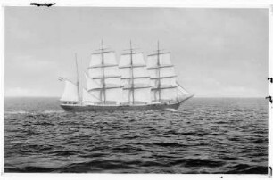 Viermast-Segelschiff auf dem Meer