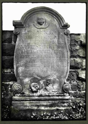 Friedhof. Grabstein des Stadthauptmannes Philipp Leonhard Weber, 1760