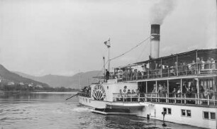 Personen-Seitenraddampfer "Loschwitz" (1899, Werft Laubegast) in Salesel (Dolny Zalezly). Blick zum Dubitzer Kirchlein (Dubický kostelík)
