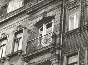 Dresden-Neustadt, Bischofsweg 56. Wohnhaus (1897). Balkon (3. Obergeschoß rechts)