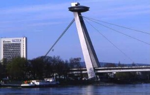 Bratislava - Donau-Straßenbrücke : Die Donau-Straßenbrücke. Aufgenommen im Zentrum der slowakischen Hauptstadt Bratislava 2001