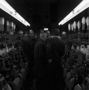 Reinfeld: Kreistagssitzung am 13. Februar 1962: Besichtigung der "Opal-Werke" Strumpffabrik Margaritoff & Schaffer GmbH: Werkshalle mit Rundstrickmaschinen
