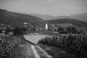 Wettelbrunn: Weinberg mit Kirchturm Ballrechten