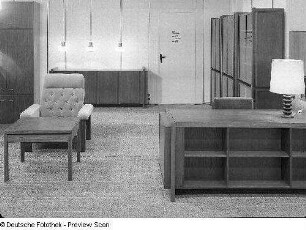 Ausstellungskoje mit Wohnzimmermöbeln des VEB Möbelkombinat Dresden-Hellerau