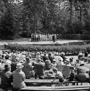 Tag des Liedes: Bürgerpark: Naturbühne: Gesangsvortrag der Oldesloer Singakademie unter Leitung von Lebrecht Klohs, Lübeck: vorn Sitzreihen mit Zuhörern: 26. Mai 1968