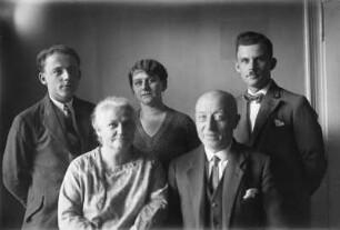 Gruppenbildnis (einer Familie?)
