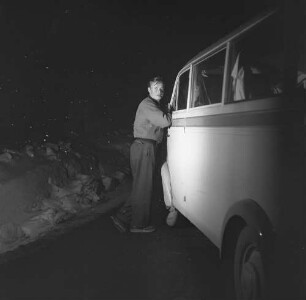 Italien, Porträt eines Reisegefährten von Helbig bei Nacht an einem Kleinbus