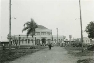 Bahnhof mit vorliegendem Park in Três Lagoas : Händlerverkehr bei Zugeinfahrt