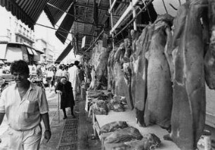 Athen. Straßenszene an einer Markthalle mit Fleischständen